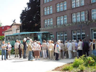 Die Senioren warten auf den Bus.  (Bild vergr&ouml;&szlig;ern)