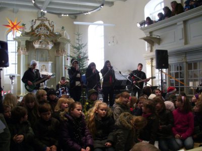 Kleine und Gro&szlig;e beim Konzert am 11.12.  (Bild vergr&ouml;&szlig;ern)