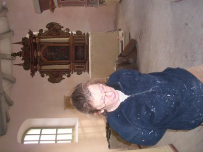 Restauratorin Jutta Brumme nach Fertigstellung der Decke und der W&auml;nde der Rottstocker Kirche  (Bild vergr&ouml;&szlig;ern)