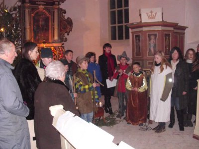 alle sind an der krippe versammelt  (Bild vergr&ouml;&szlig;ern)