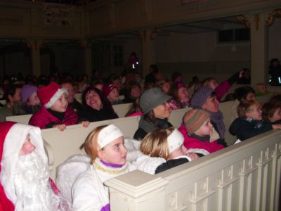 begeisterte Zuschauer beim Puppenspiel in der Lambertuskirche am 11.12  (Bild vergr&ouml;&szlig;ern)