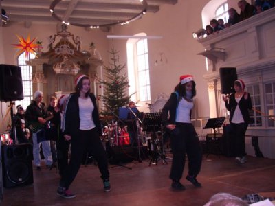 erstmalig Weihnachtstanz auf der gro&szlig;en B&uuml;hne vor dem Altar der Lambertuskirche  (Bild vergr&ouml;&szlig;ern)