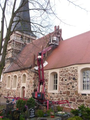 letzte Handgriffe an der Rottstocker Kirche  (Bild vergr&ouml;&szlig;ern)