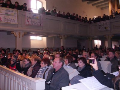 &uuml;ber 400 Besucher erlebten das Konzert in der sonnendurchfluteten Lambertuskirche  (Bild vergr&ouml;&szlig;ern)
