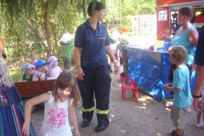 Foto des Albums: Ferienimpressionen aus der Kita Fuchsbau mit der Feuerwehr aus Werder (26. 07. 2012)