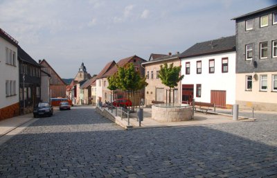 H&auml;fenmarkt mit altem Brunnen 