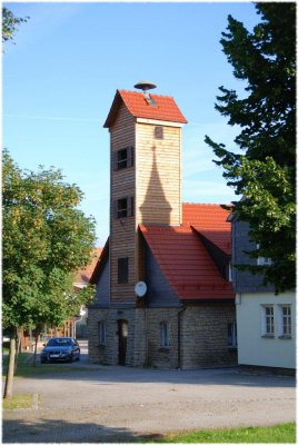 Feuerwehrger&auml;tehaus mit Schlauchturm 