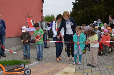 Vorschaubild: Einweihung des neuen Rollerparcours 2013 (Foto: Kita Bummi)
