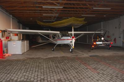 Vorschaubild: Die Segelflieger stehen geschützt in der Halle (Foto: Flugplatz)