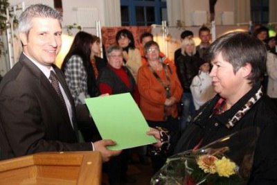 Frau Wengler nimmt ihren Preis f&uuml;r die Hardanger-Stickkunst entgegen  (Bild vergr&ouml;&szlig;ern)