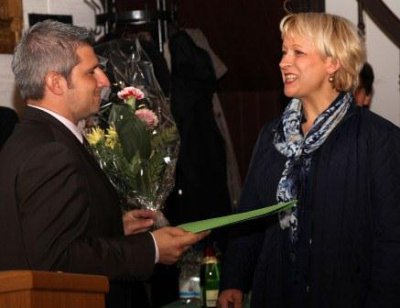 Frau Fischer nimmt den Preis f&uuml;r die Kinderland gGmbh entgegen  (Bild vergr&ouml;&szlig;ern)