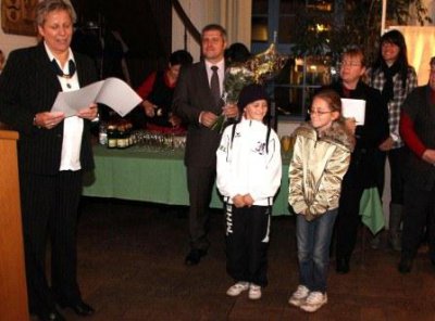 Die AG Ton der Grundschule erh&auml;lt den Sonderpreis f&uuml;r ihren Abenteuerbaum  (Bild vergr&ouml;&szlig;ern)