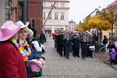 Foto des Albums: In Dahme sind die Narren los - Stürmen des Rathauses (11.11.2012)