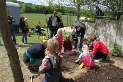 Foto des Albums: Der "Maintower Pflanzenflüsterer" im Kindergarten "Abenteuerland" (11. 05. 2012)