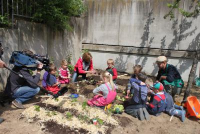 Foto des Albums: Der "Maintower Pflanzenflüsterer" im Kindergarten "Abenteuerland" (11. 05. 2012)