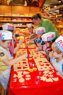Fotoalbum Kinder der Kita „Leipziger Allerlei" backen leckere Plätzchen im real-Supermarkt