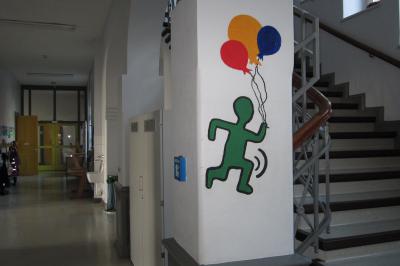 Kunst im Flur  (Bild vergr&ouml;&szlig;ern)