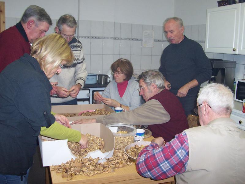 Bild: Beim gemeinschaftlichen Nüsse knacken