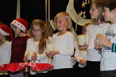 Foto des Albums: Weihnachtskonzert und Weihnachtsmarkt an der Oberschule mit Grundschulteil Glöwen (05. 12. 2012)