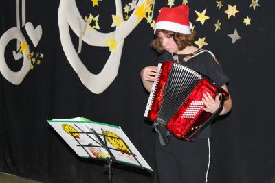 Foto des Albums: Weihnachtskonzert und Weihnachtsmarkt an der Oberschule mit Grundschulteil Glöwen (05. 12. 2012)