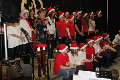 Foto des Albums: Weihnachtskonzert und Weihnachtsmarkt an der Oberschule mit Grundschulteil Glöwen (05. 12. 2012)