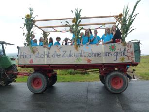 Foto des Albums: Frauenchor und MGV Schenklengsfeld beim Kirmesumzug Schenklengsfeld (29. 07. 2012)