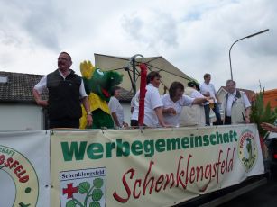 Foto des Albums: Frauenchor und MGV Schenklengsfeld beim Kirmesumzug Schenklengsfeld (29. 07. 2012)