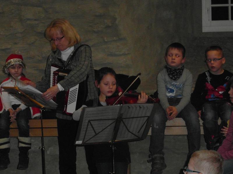 Bild: Der Schulchor singt alte und neue Weinachtslieder.