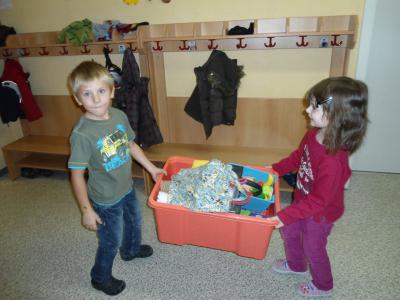 Beim Ausräumen des Gruppenraumes packten alle kräftig an   (Bild vergrößern)