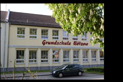 Blick auf das Hauptgeb&auml;ude  (Bild vergr&ouml;&szlig;ern)