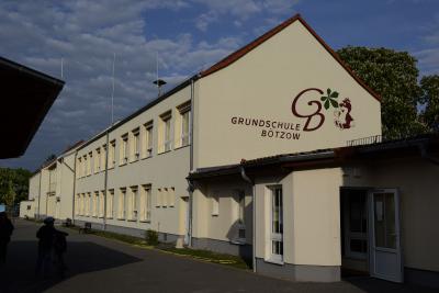 Die Schulhofseite  (Bild vergr&ouml;&szlig;ern)