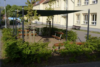 Sonnensegel auf dem Schulhof  (Bild vergr&ouml;&szlig;ern)