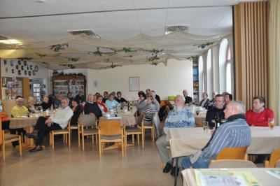 Viele Besucher/innen folgen gespannt den Ausf&uuml;hrungen 