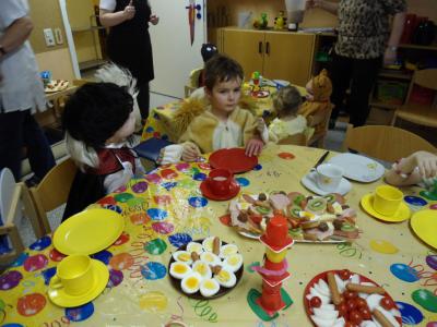 Alle stärken sich am leckeren Frühstück  (Bild vergrößern)