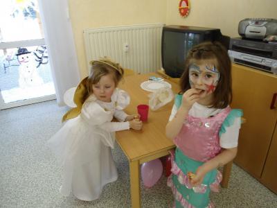 Larissa und Pia lassen es sich schmecken  (Bild vergrößern)