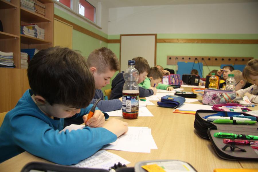 Bild: Sehr konzentriert arbeiten die Schülerinnen und Schüler an ihren Aufgaben
