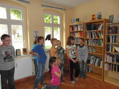 Foto des Albums: Ferienkinder zu Besuch in der Bibliothek