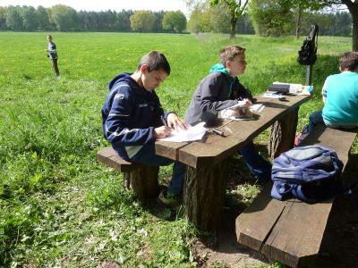 Foto des Albums: Unterricht am Lehrpfad der Oberschule Glöwen mit Grundschulteil (17. 05. 2013)