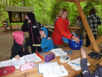 Foto des Albums: Unterricht am Lehrpfad der Oberschule Glöwen mit Grundschulteil (17. 05. 2013)