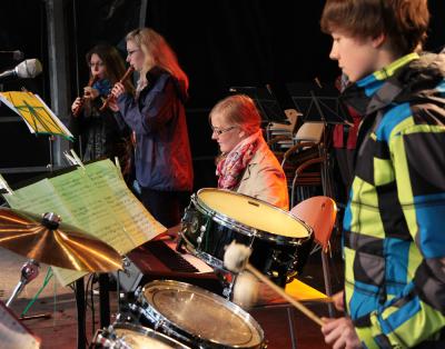 Foto des Albums: Blockflöte und Schlagzeug beim Stadtfest