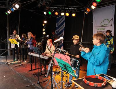 Foto des Albums: Blockflöte und Schlagzeug beim Stadtfest