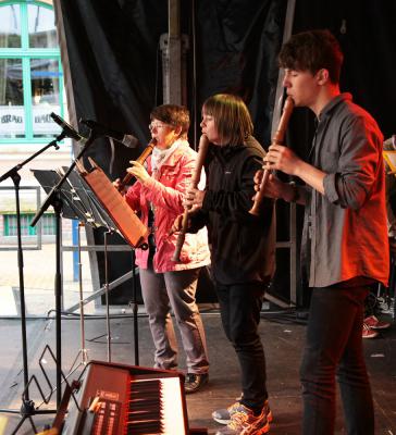 Foto des Albums: Blockflöte und Schlagzeug beim Stadtfest