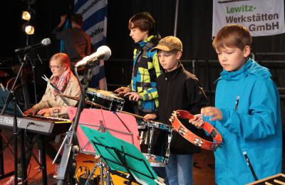 Foto des Albums: Blockflöte und Schlagzeug beim Stadtfest