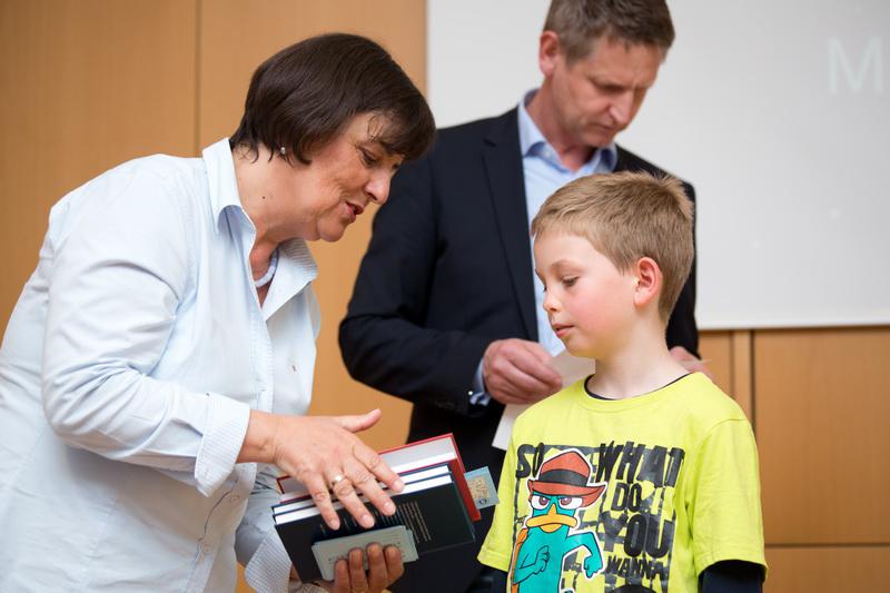 Bild: Lucas Becker, Klasse 3a, wird ausgezeichnet