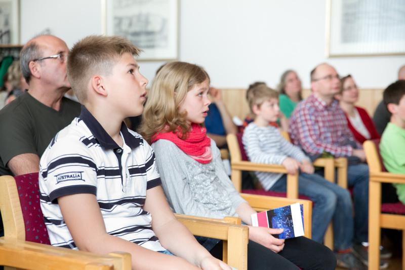 Bild: Die Schüler lauschen