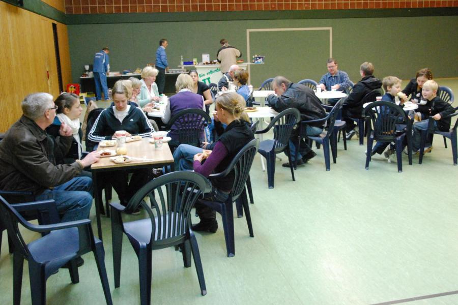 Bild: Abschlussessen in der Halle