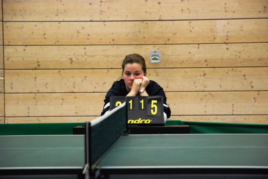 Bild: Eine nachdenkliche Schiedsrichterin