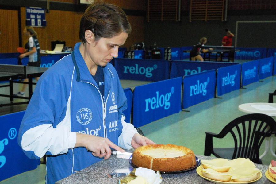 Bild: Kadrina spielt nicht nur, sie kümmert sich auch um die Kantine