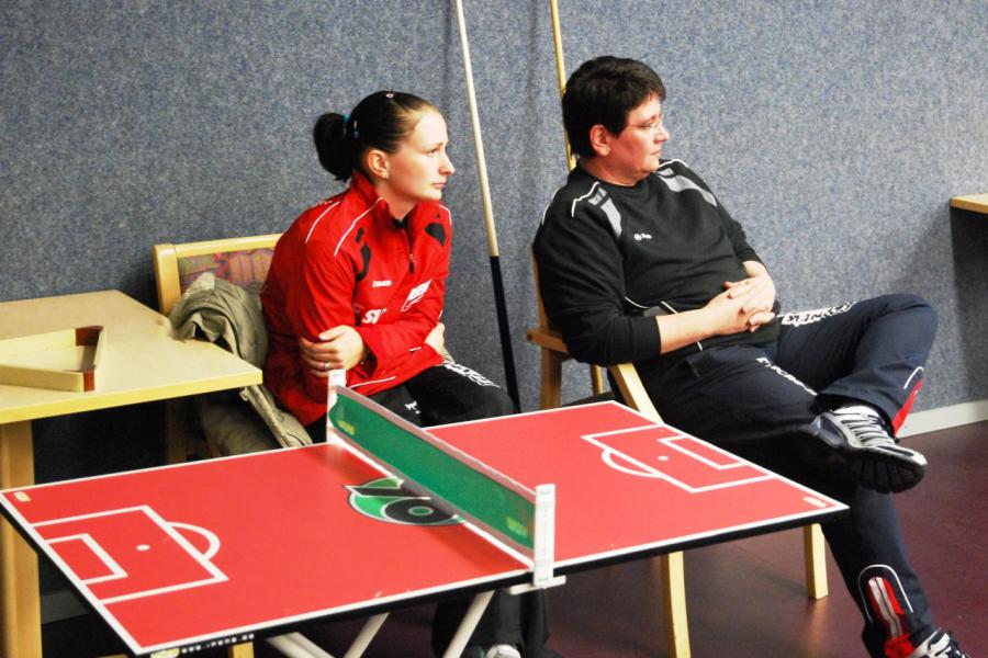 Bild: Nach der roten Karte für Laura leistete Sabine Schlatterer ihrer Spielerin Gesellschaft