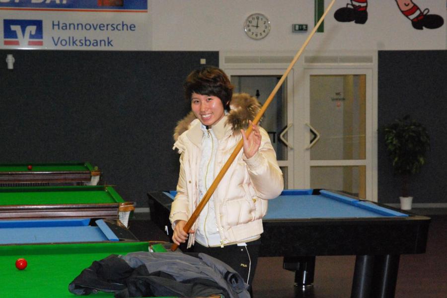 Bild: Nach dem Spiel versuchte sich Ha Jung beim Billiard